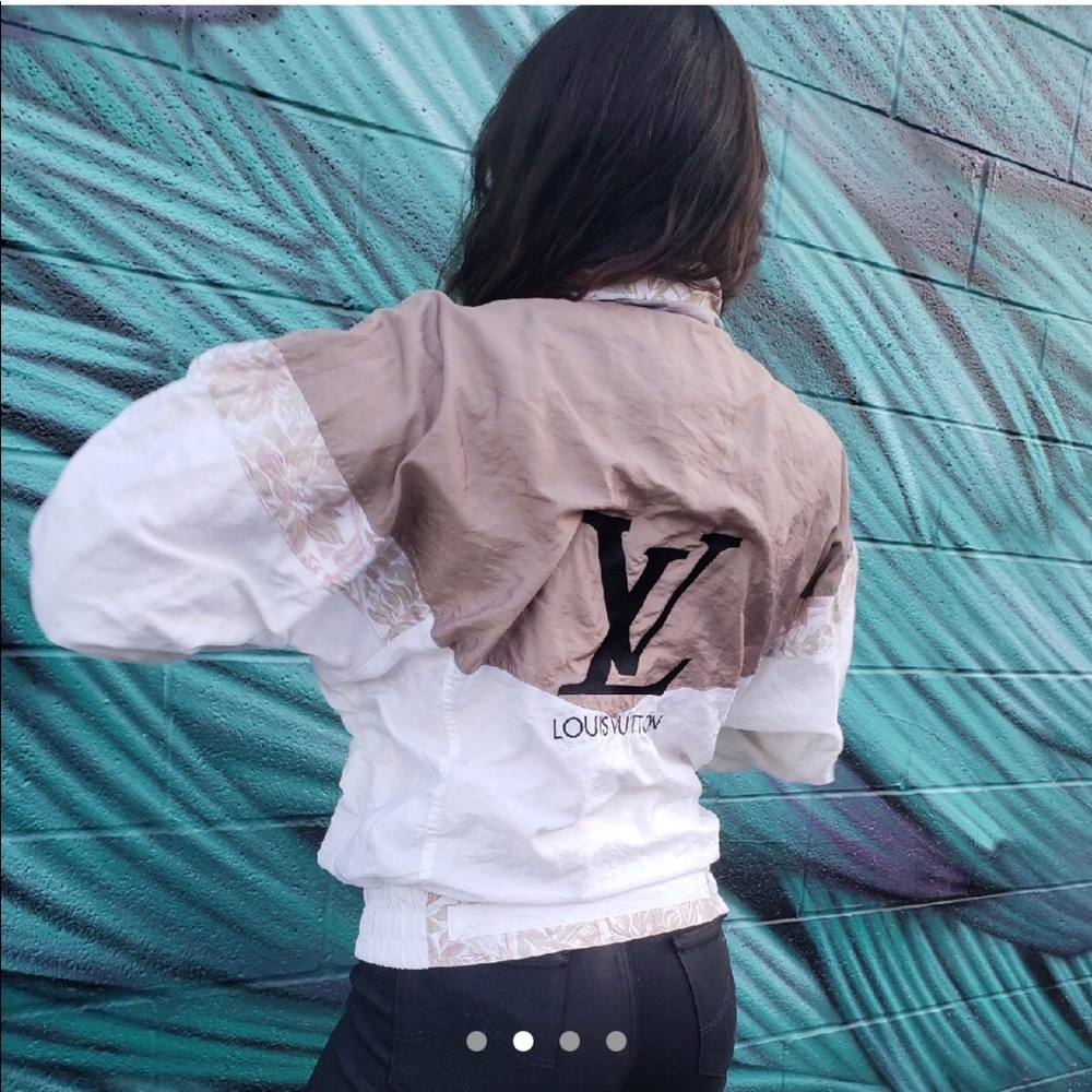 ⚠️SUPER CUTE VINTAGE JACKET w/ LV EMBROIDERED⚠️